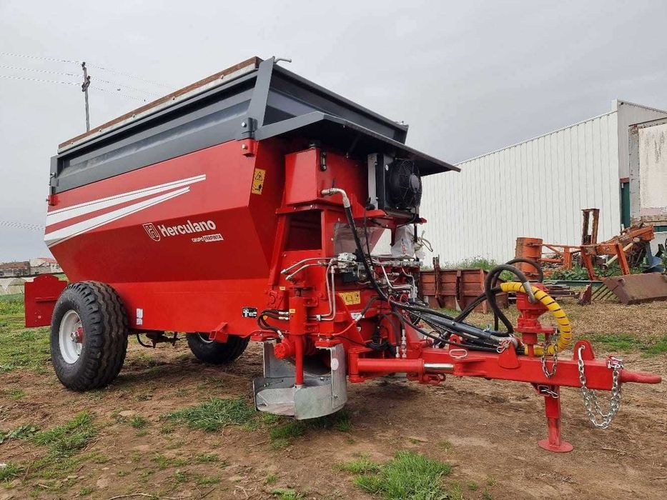 Reboque Espalhador Bilateral de Estrume Orgânico com grupo hidraulico