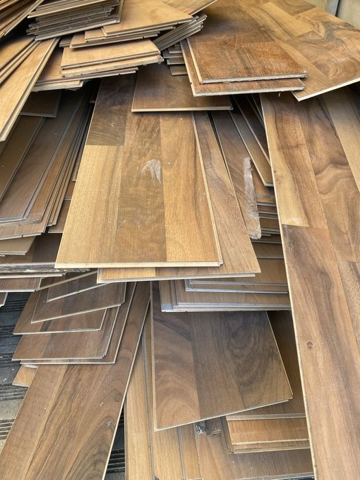 Ламінат б/у  темний  8-5 кв.