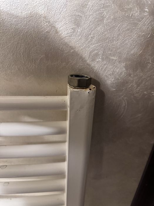 Тумба у ванну кімнату разом з умивальником і полотенцесушитель