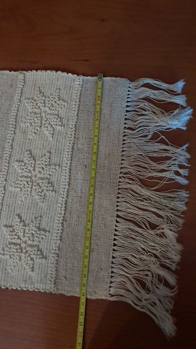 Pano em linho bordado. Caminho de mesa.