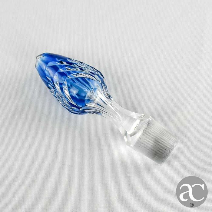 Garrafa de cristal doublé lapidado em azul