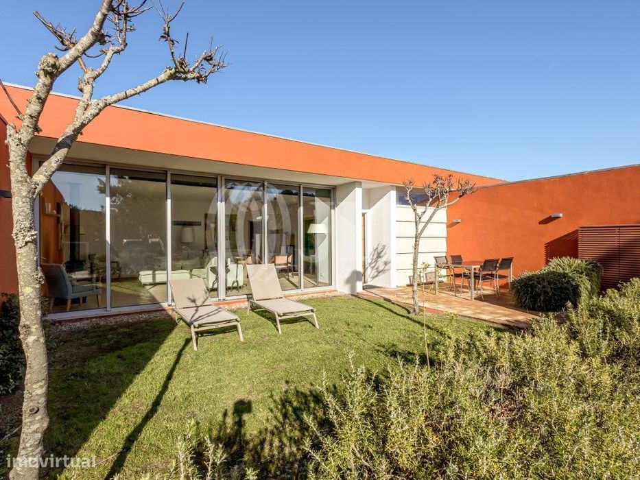 Moradia T2, com jardim privativo, no Bom Sucesso