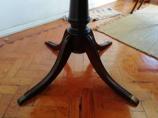 Mesa de  jantar, madeira mogno maciço,ótimo estado,muito bonita