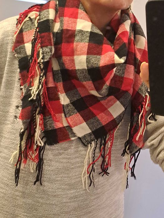 Chusta, szal w kratkę.