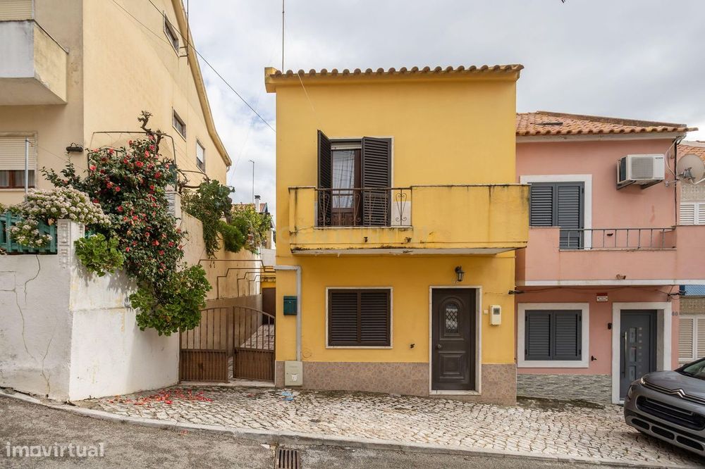 Oportunidade unica...  três assoalhadas e sótão!