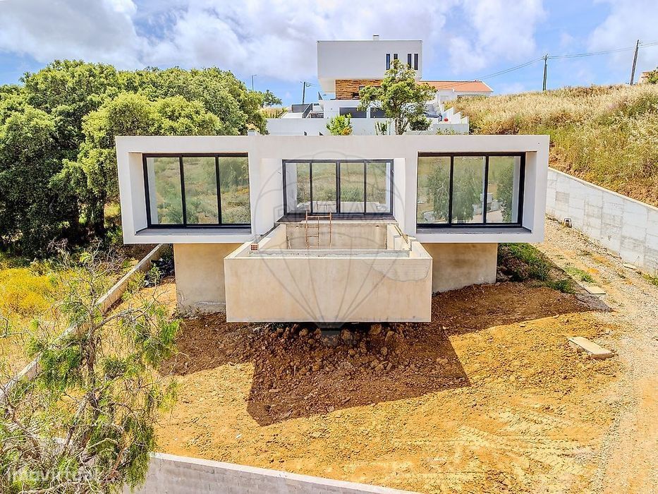 Luxury Ground-Floor T4 House for Sale