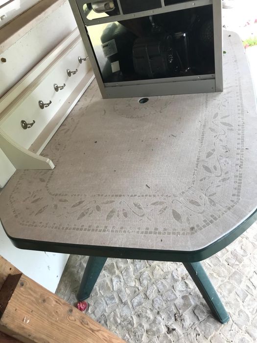 Mesa e cadeiras de jardim