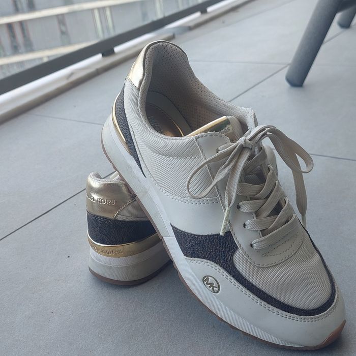 Sapatilhas Michael Kors 36, tom claro,  muito  confortaveis, semi novas.