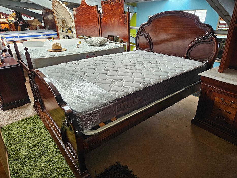 Cama com estrado e colchão - óptimo estado geral