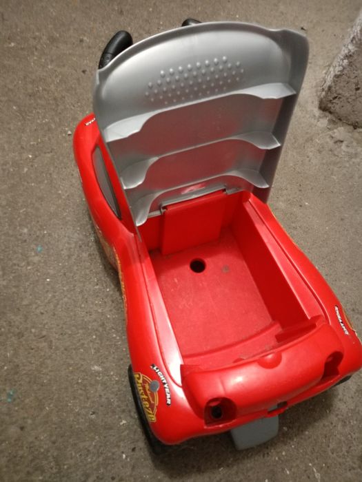 Jeździk Smoby Zig Zag McQueen 
W siedzisku schowek.
Je