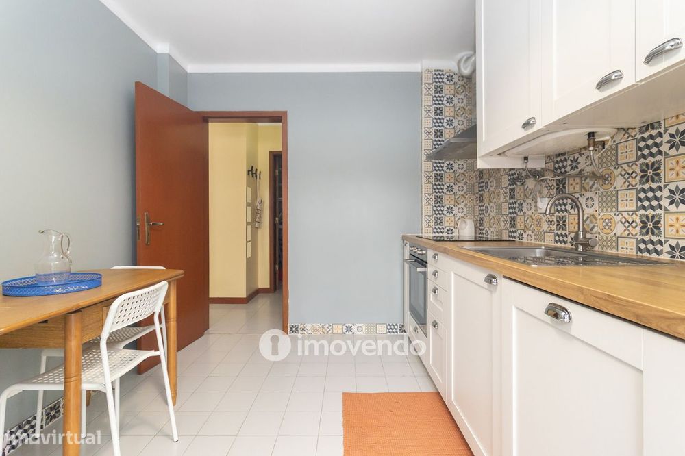 Apartamento T2 com áreas generosas e varanda, em Setúbal