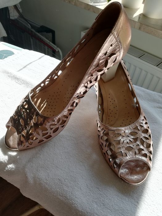 Miedziane ażurowe sandały że skóry firmy Aga