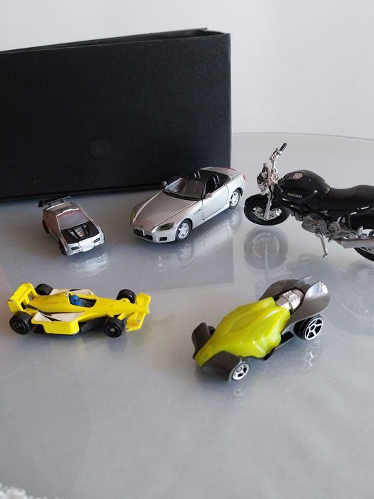 Lote 5 veículos, brinquedos, em bom estado. Mota e carros
