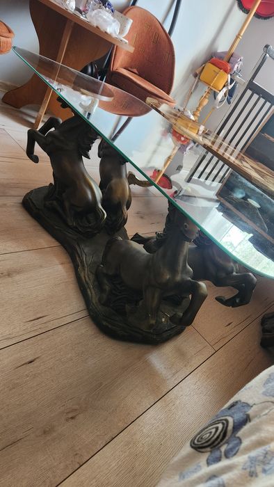 Ława z podstawa koni