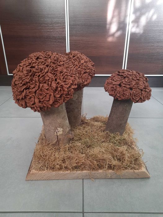 Stroik z drewna na podstawce