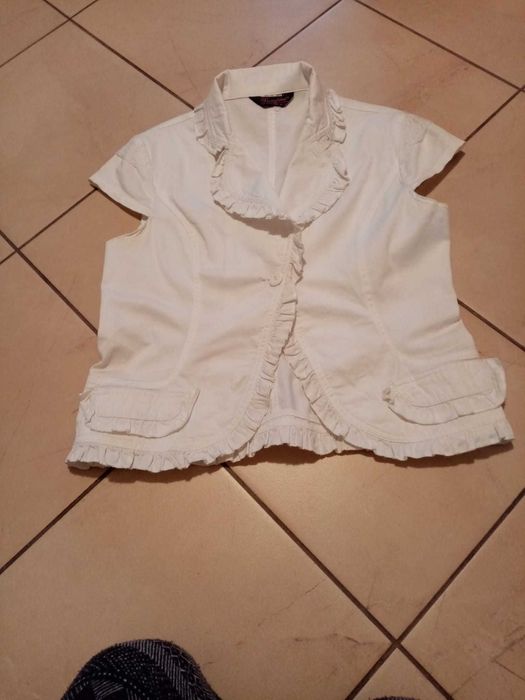 Taliowane białe bolerko.