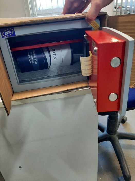 Włoski sejf elektroniczny Kopra N3851 z kluczem awaryjnym