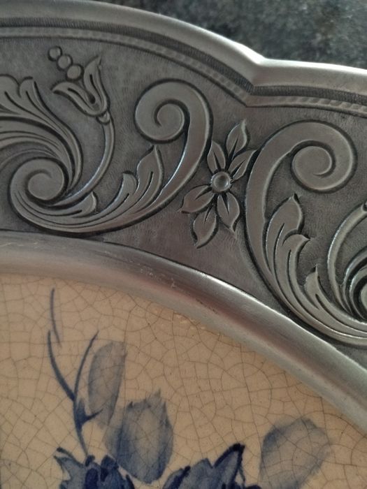 Prato de cerâmica pintado á mão e de estanho a 95% de J.D.