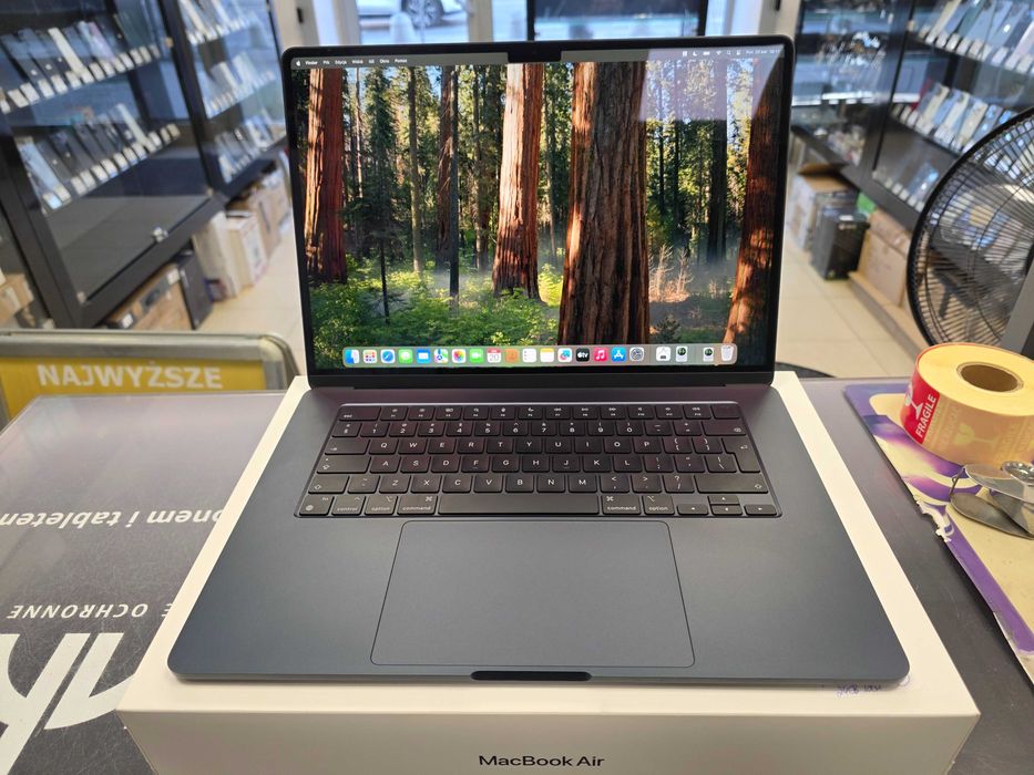 Macbook Air 15 2023/ Apple M2/ 24GB DDR5/ 256GB/ Midnight/ 55 cykli/ Grade A-/ Gwarancja 6 MSC