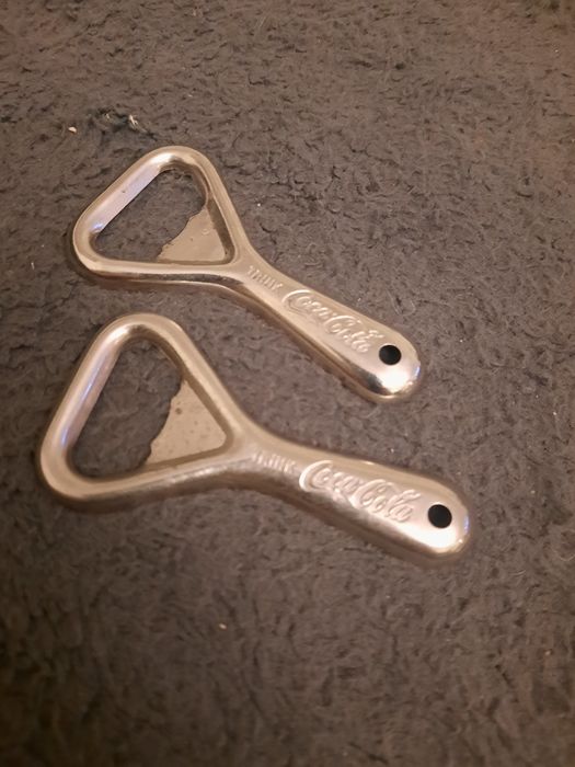 Dwa otwieracze z Coca coli