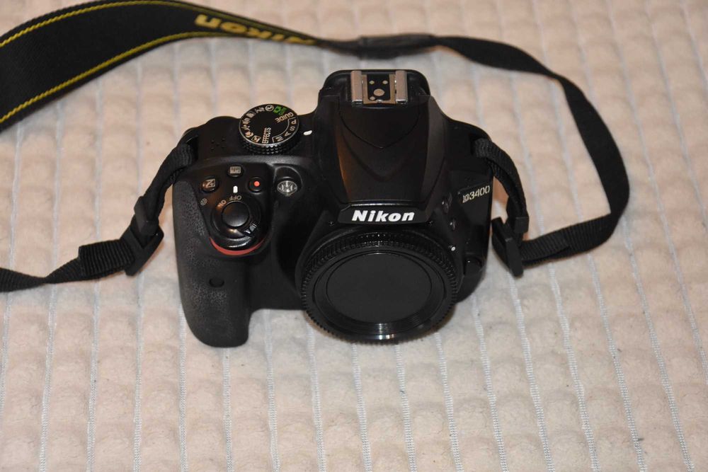 Nikon D3400 body + akcesoria.