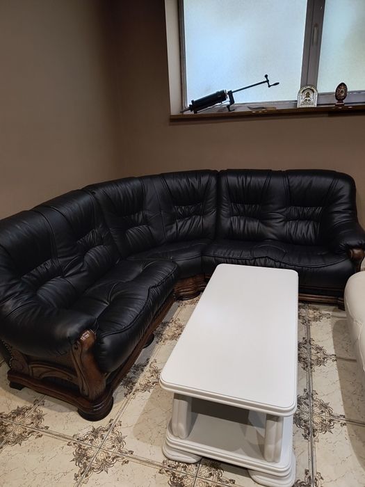 Шкіряні дивани і стіл з масиву дерева