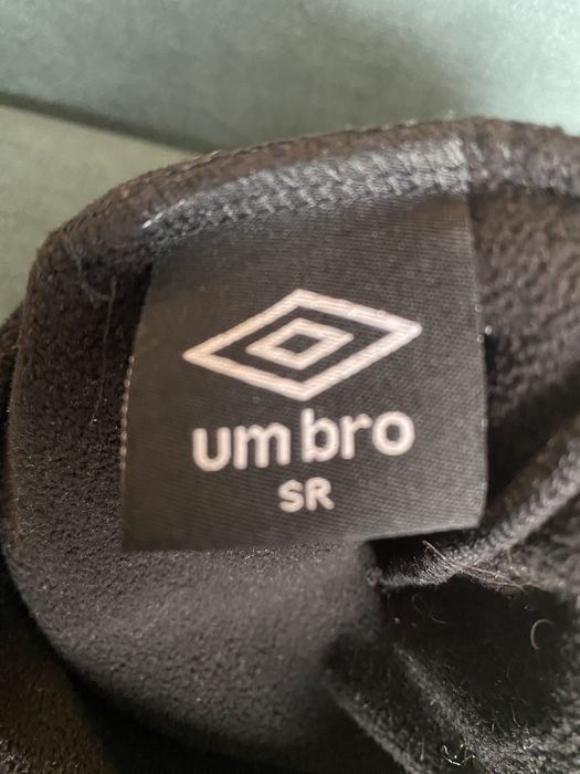 Czapka marki umbro, czarny polarek - AKTUALNE.