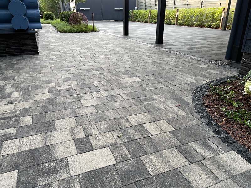 Укладка тротуарной плитки мастерами с большим опытом.