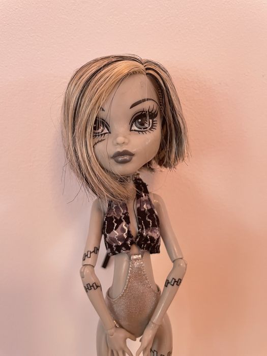 Monster High lalka Frankie Skull Shores