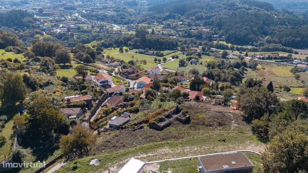 Ruína com terreno em Paredes de Coura