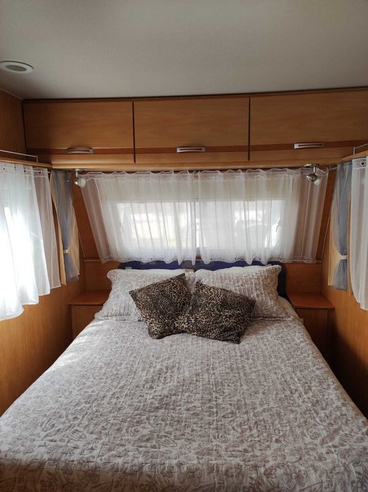 Alvéolo com Roulote Caravelair, avançado e cozinha(Campismo Furadouro)