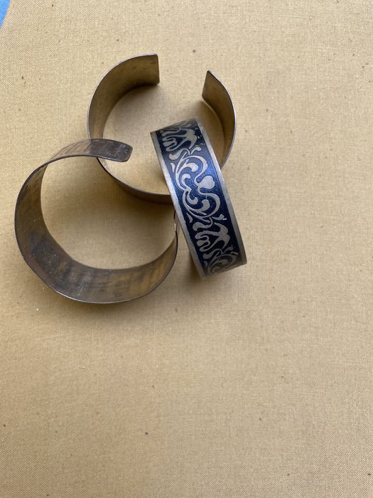 Pulseiras metal grossas anos 80