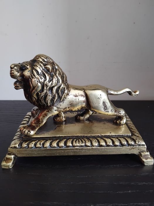 Escultura de leão em latão dourado pesa1,600kg.