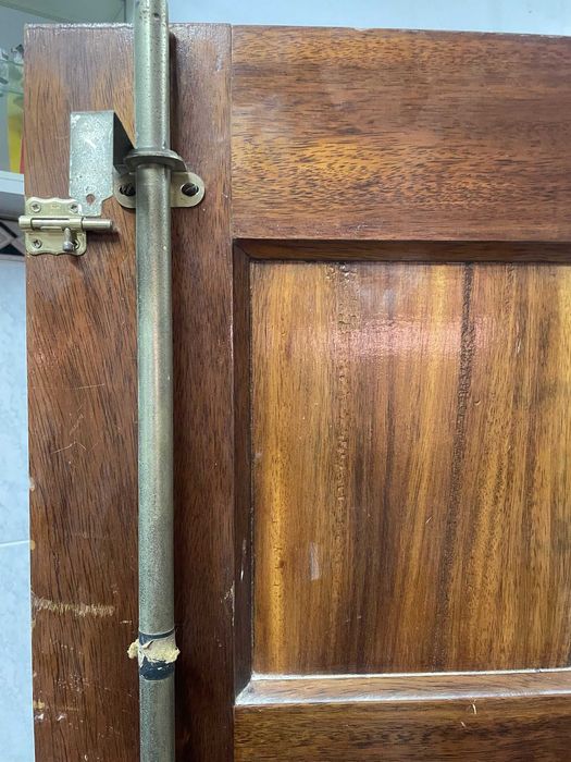 Porta de entrada em madeira de apartamento
