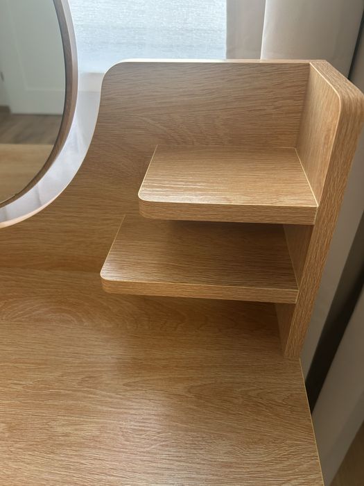 Toaletka z lustrem i dwoma szufladami