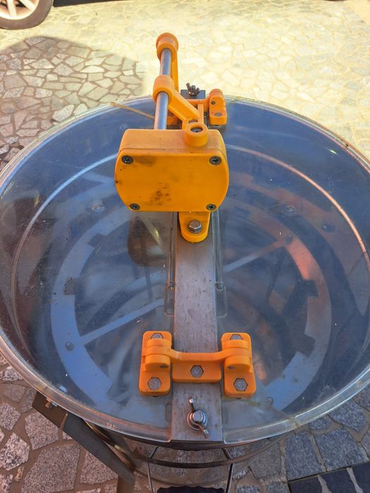 Extrator de mel 8 quadros manual