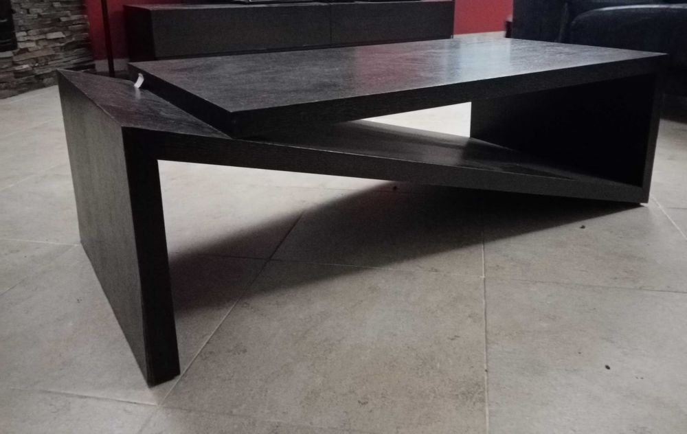 Mesa de centro retangular maciça, em cor wengue