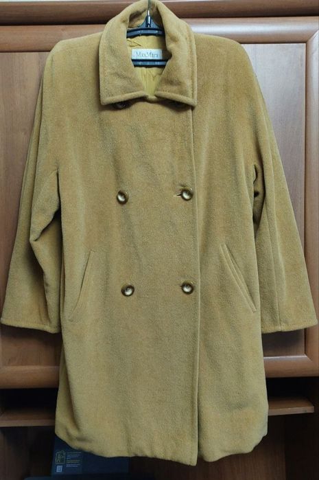 Оригинальное женское пальто Max Mara в классическом стиле.