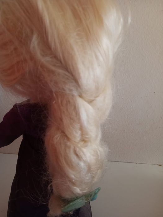Boneca: Elsa Frozen fala e canta "Into the Unknown" com luz