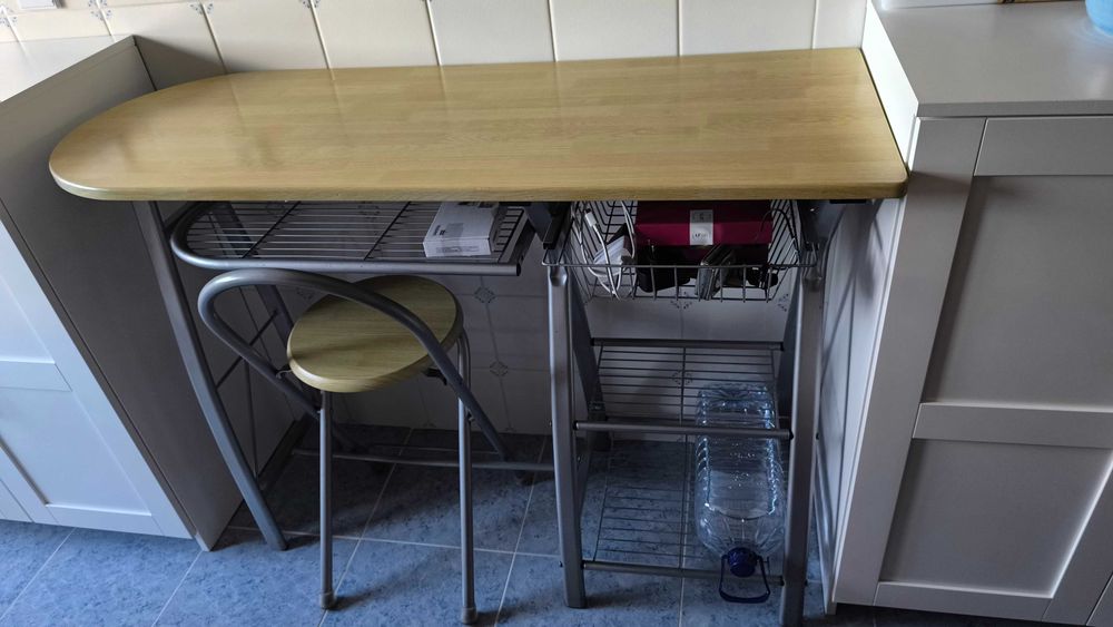 Mesa e cadeiras de cozinha