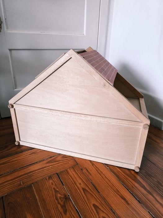 Casa de bonecas de madeira