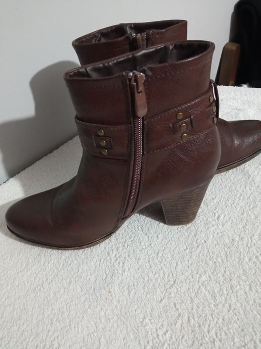 Botas em castanho ,tamanho 37 , como novas ,10€