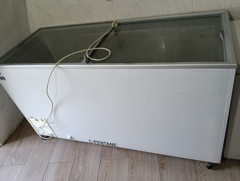 Arca horizontal com vidro usada