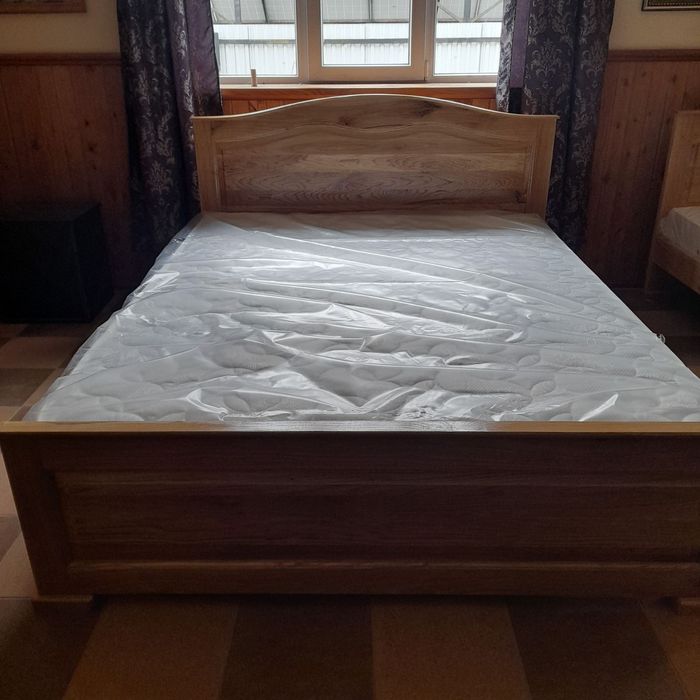 Продається двоспальне ліжко і матрац