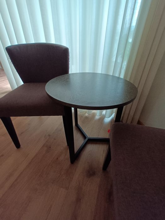 Mesa com Cadeias