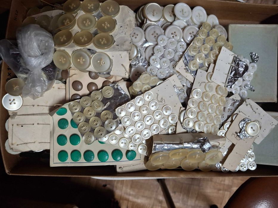 Lote 1 : ~11kg de Botões de costura Vintage, novos