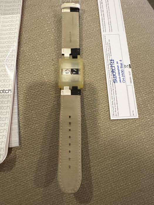 Swatch, modelo "Turn Over" (SUFB100).