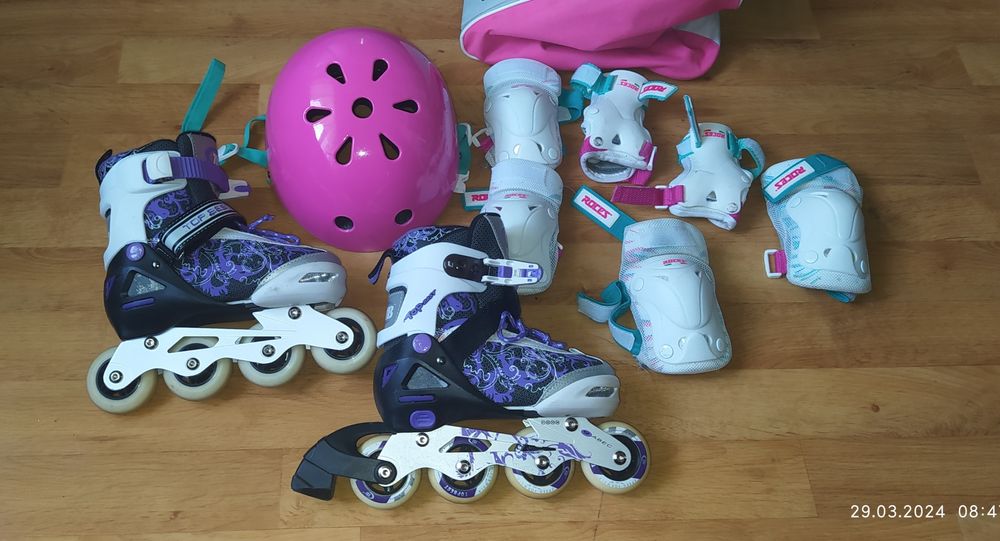 Продам полный комплект-1300гр.,ролики ,защита для девочки размер 31-34