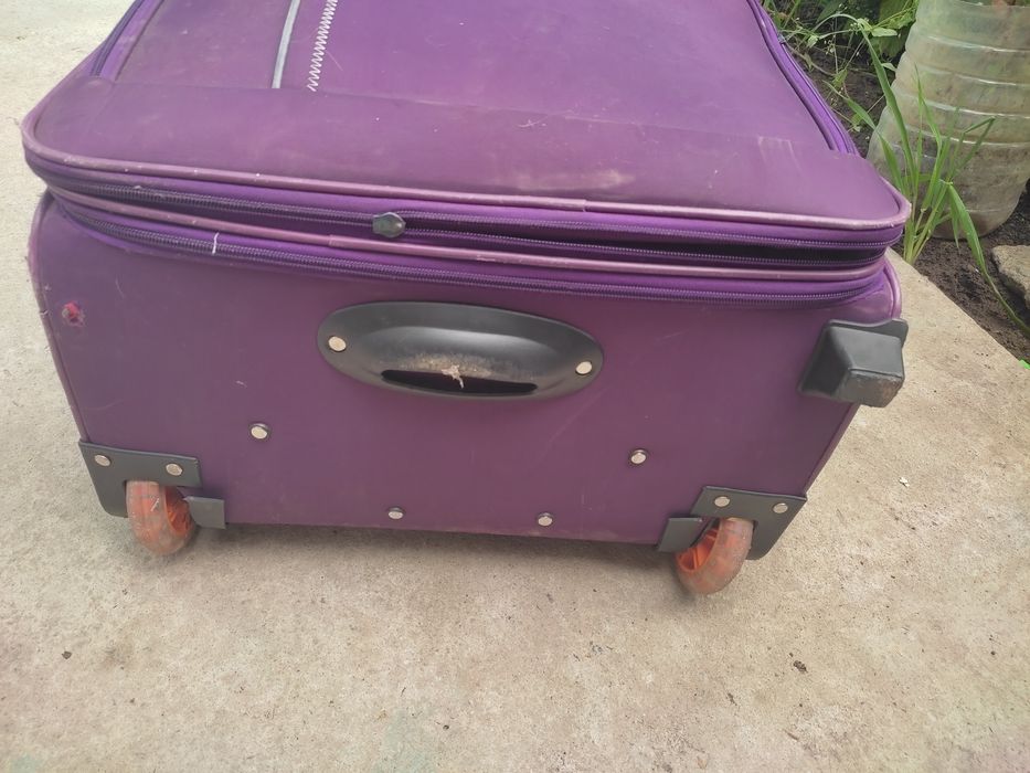 Продам величезну сумку на колесиках з вихідною ручкою