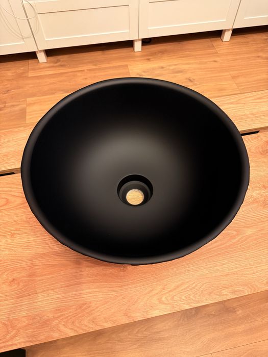 Umywalka czarna nablatowa ze strukturą